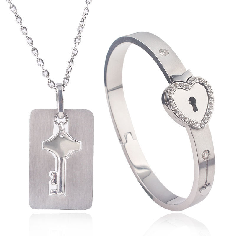 Student creative new rushed to the sky concentric lock key couple bracelet vibrato titanium steel peach heart bracelet key