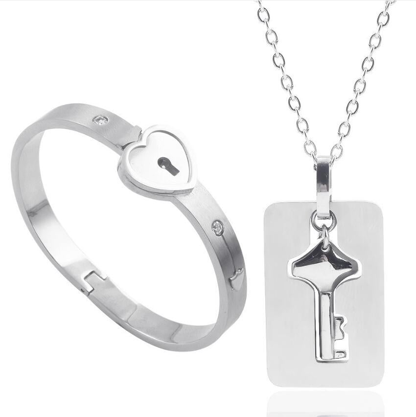 Student creative new rushed to the sky concentric lock key couple bracelet vibrato titanium steel peach heart bracelet key